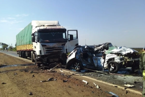 Choque Frontal Entre Un Cami N Y Un Auto Dej Al Menos Un Muerto