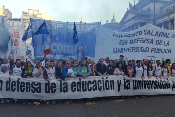 Marcha universitaria: masiva convocatoria de alumnos y docentes en la Plaza de Mayo