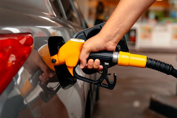 Aumenta la nafta casi 10% en mayo: cómo se beneficia el Estado de los impuestos a combustibles y tarifas
