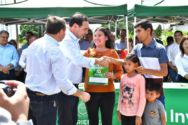 En Carolina, el Gobernador entregó 10 viviendas y anunció la construcción de 30 hogares más