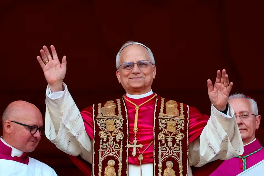 El sentido saludo de Leon XIV al papa Francisco en su discurso en la Plaza San Pedro