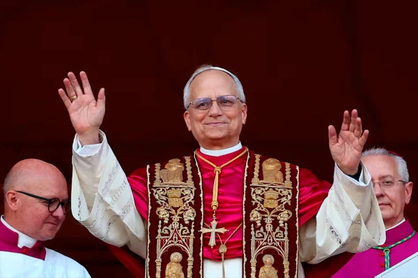 El sentido saludo de Leon XIV al papa Francisco en su discurso en la Plaza San Pedro