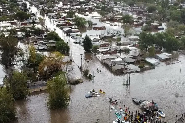 Alerta máxima en Buenos Aires: en 24 horas llovió lo que debería llover en todo mayo, hay inundaciones masivas y cientos de familias evacuadas