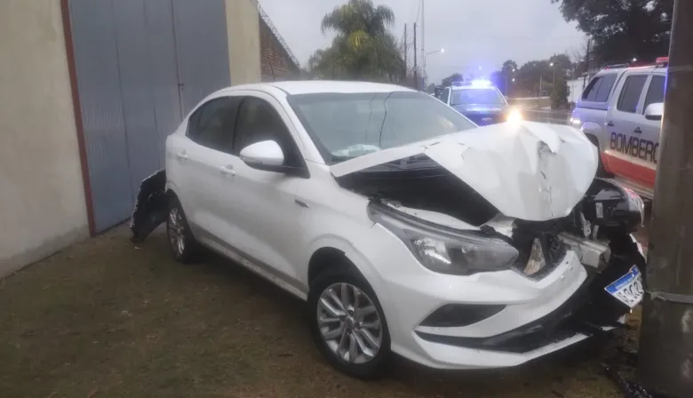 Esquina- Fuerte accidente en Ruta 12: un auto chocó contra un poste y su conductor se dio a la fuga