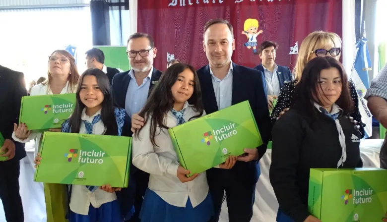 El Gobierno entregó 850 notebook en el Colegio secundario “Roberto I. López Alvarado”
