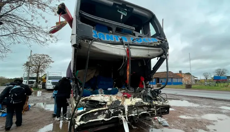 Hay tres muertos y 17 heridos tras un choque entre un camión y un micro