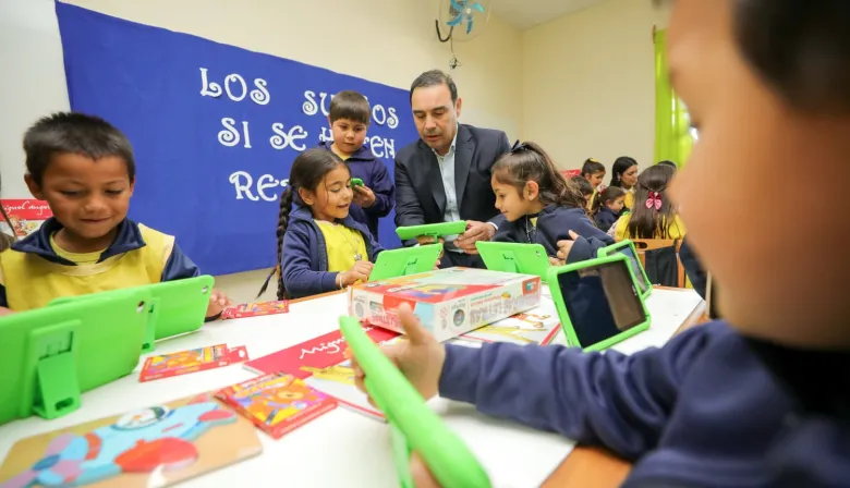 El Gobernador inauguró un nuevo Jardín en Esquina y entregó más de 60 tabis para los niños