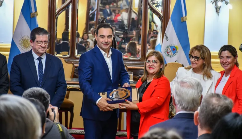 Valdés entregó reconocimientos a docentes destacados de toda la provincia