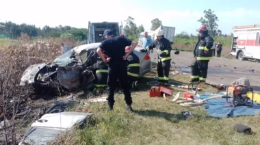 Goya: grave accidente frontal entre un auto y un camión en la Ruta 12, un muerto