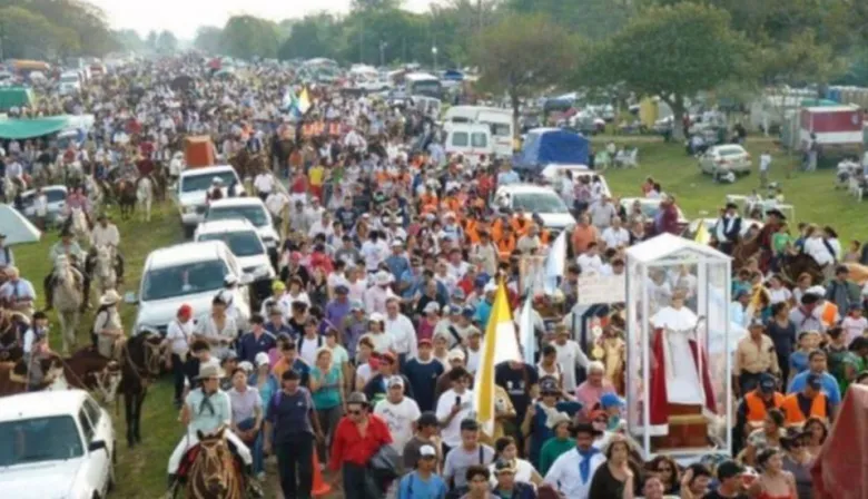 Miles de fieles recorren el camino hacia Itatí en una devota peregrinación para celebrar la coronación de la Virgen