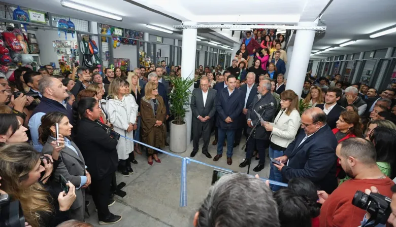 Valdés inauguró el “Mercado Ex Vía” ratificando su apoyo a los emprendedores correntinos