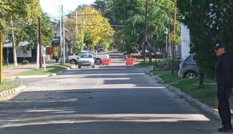 Esquina: Clausuran tramo de calle Constitución por hundimiento del asfalto