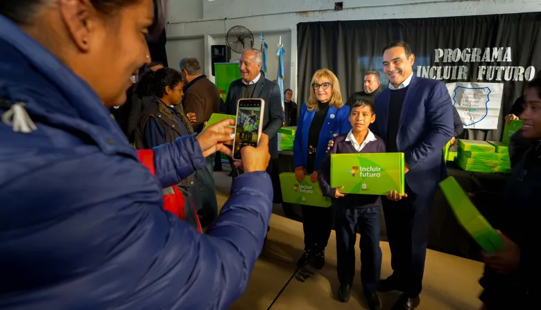 Valdés entregó 895 notebooks y valoró que la educación pública brinda oportunidades de construir futuro
