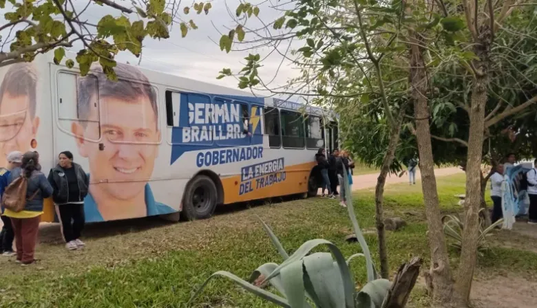 Arrearon a personas y las trasladaron de Goya a 9 de Julio a manifestar