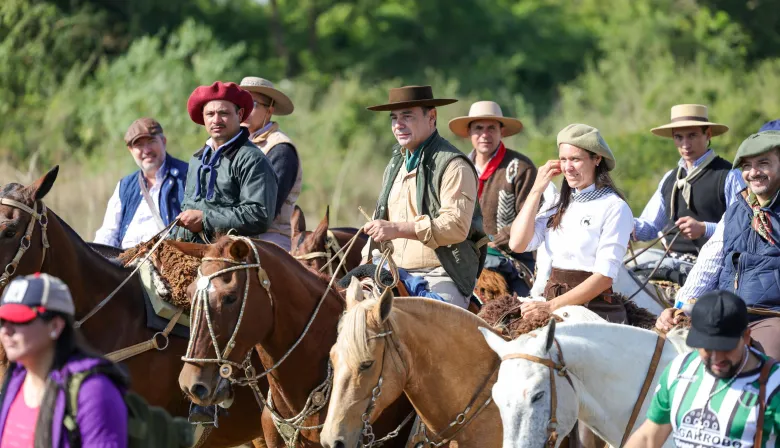  Valdés se une a la peregrinación de San Luis del Palmar  a Itatí montado a Caballo en una tradición de fe y cultura
