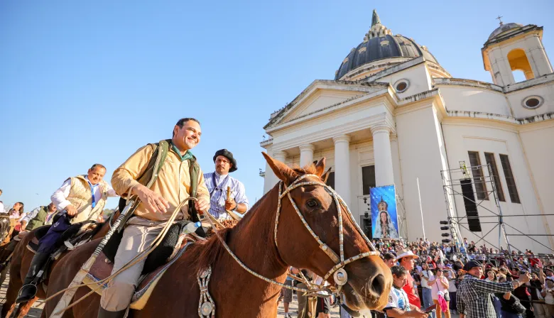 Valdés llegó a la Basíllica de Itatí en la 125° peregrinación de San Luis del Palmar