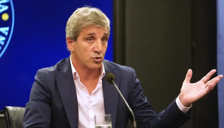 Luis Caputo explicó por qué el dólar se acercó a los $1300 y cómo lograron contenerlo