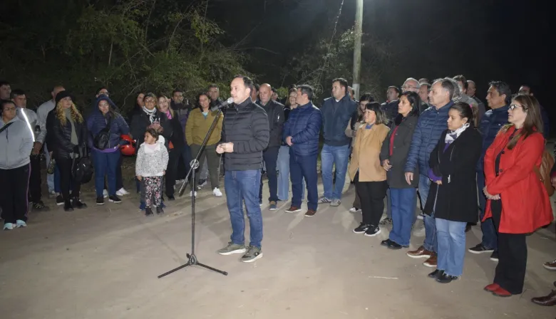 El Intendente Mariano Hormaechea presidió el acto de inauguración del sistema lumínico en el barrio Santa Clara