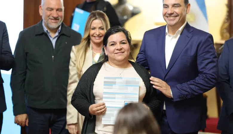 La Provincia entregó microcréditos a emprendedores y anunció medidas para fomentar el consumo y aliviar cargas financieras