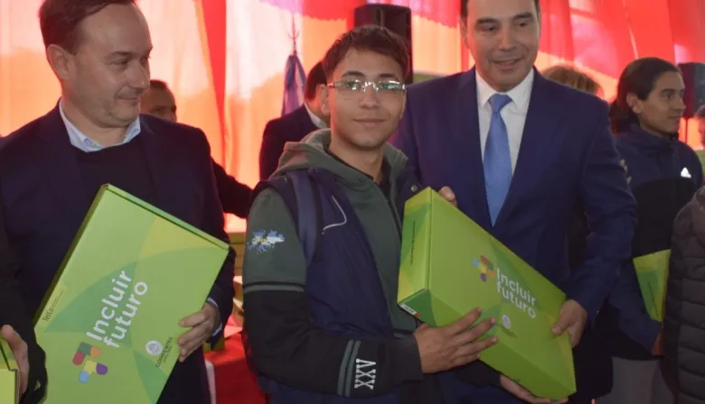 Valdés entregó notebooks del programa Incluir Futuro a estudiantes secundarios de Goya