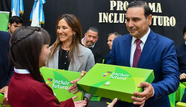 Valdés entregó más de 900 netbooks del programa Incluir Futuro en Capital
