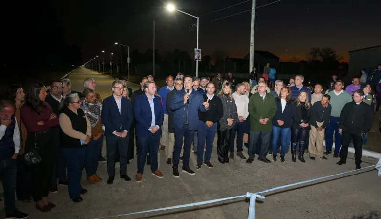 El Gobernador habilitó 5 mil metros de iluminación LED y 27 cuadras de asfalto en Ituzaingó