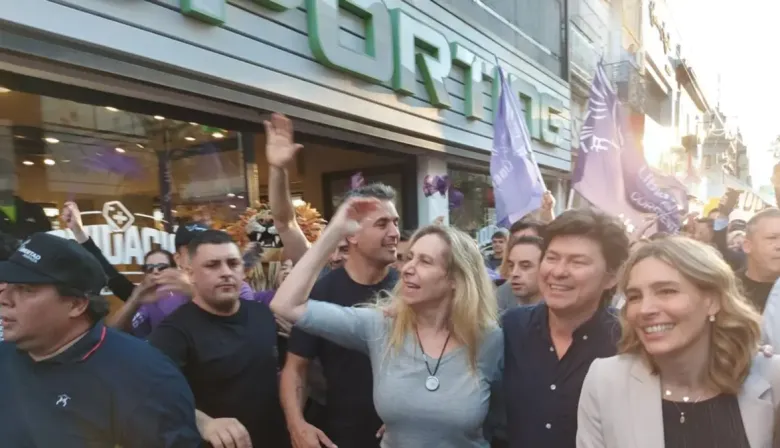 Tensión en el cierre de campaña de La Libertad Avanza: padres solicitan acceso a medicamentos