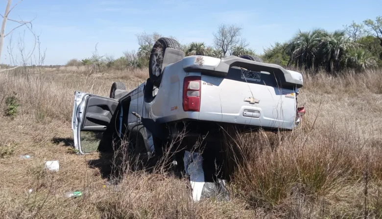 Esquina: Vuelco en la Ruta 12, una camioneta terminó en la banquina