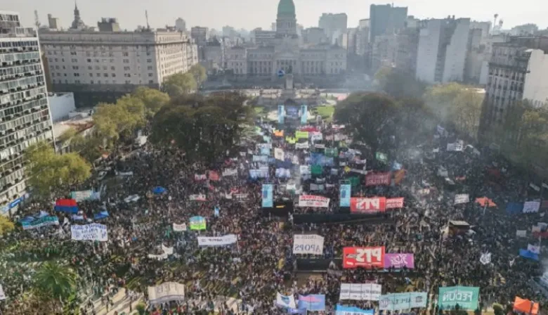 Manifestantes celebraron afuera del Congreso el rechazo a los vetos de Javier Milei