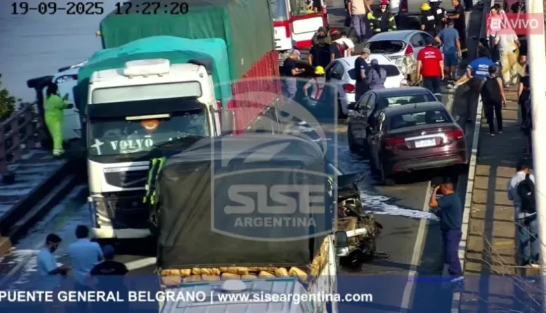 Un camión provocó un choque en cadena con 15 vehículos y mató a un motociclista en el puente Chaco-Corrientes