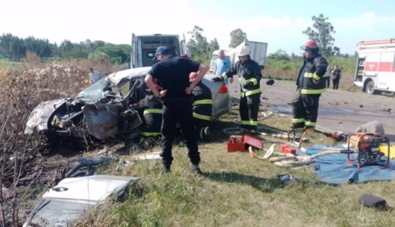 Goya: grave accidente frontal entre un auto y un camión en la Ruta 12, un muerto