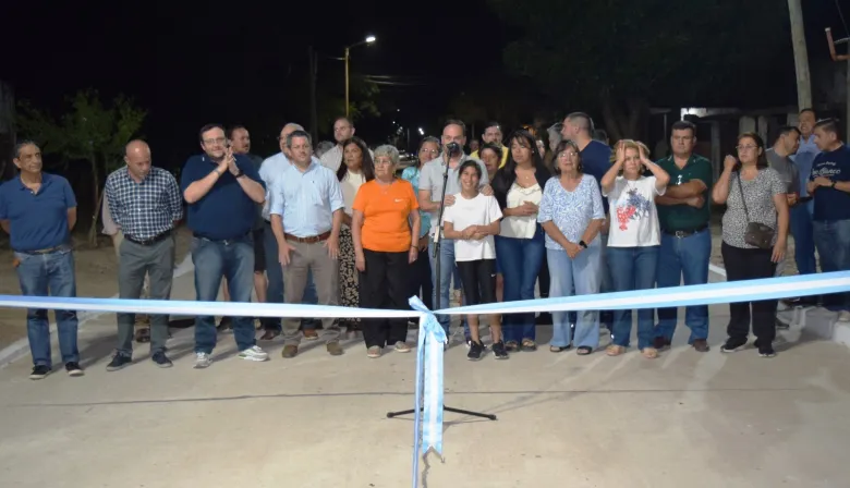 Mariano Hormaechea presidió una nueva inauguración de cuadra de pavimento en hormigón armado,
