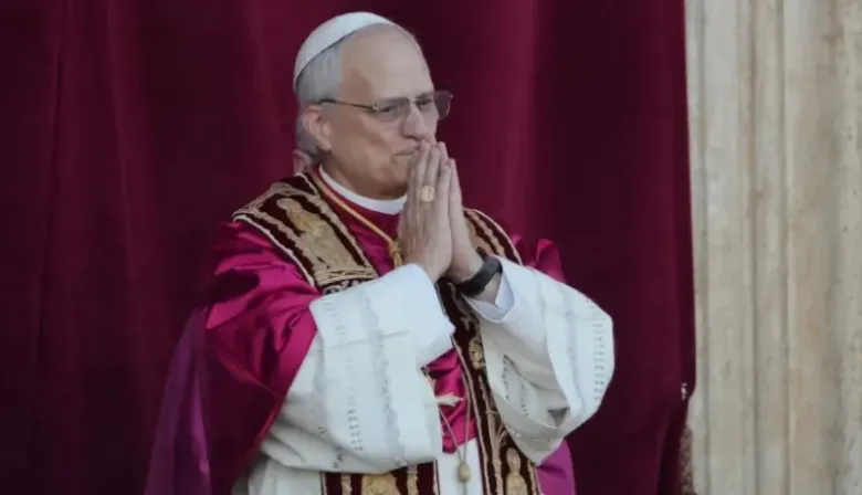 León XIV recuerda a Francisco y pide escuchar el grito de los pobres