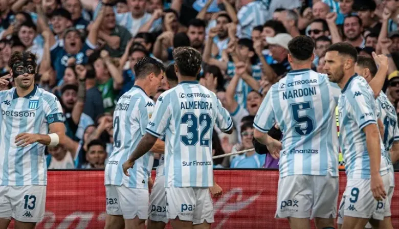 Racing le ganó 3 a 2 a River sobre la hora y se metió en los cuartos de final del Clausura
