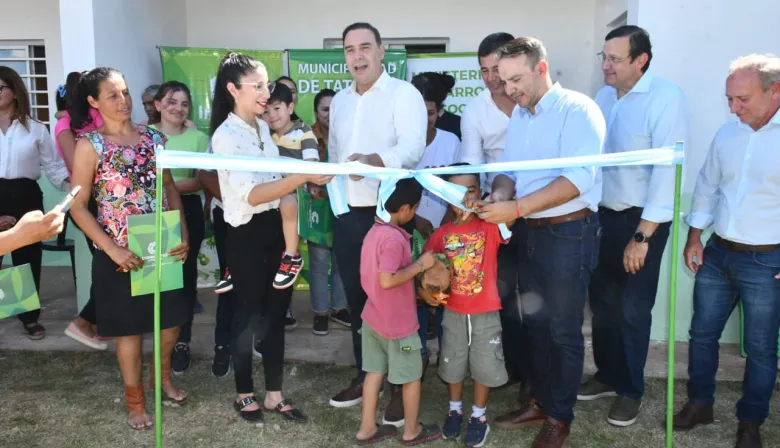 En Tatacuá, Valdés entregó 10 viviendas, anunció otras 20 más e inauguró un cajero automático