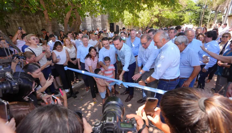 Valdés inauguró las dos últimas obras de infraestructura de su gestión en dos barrios de la Capital