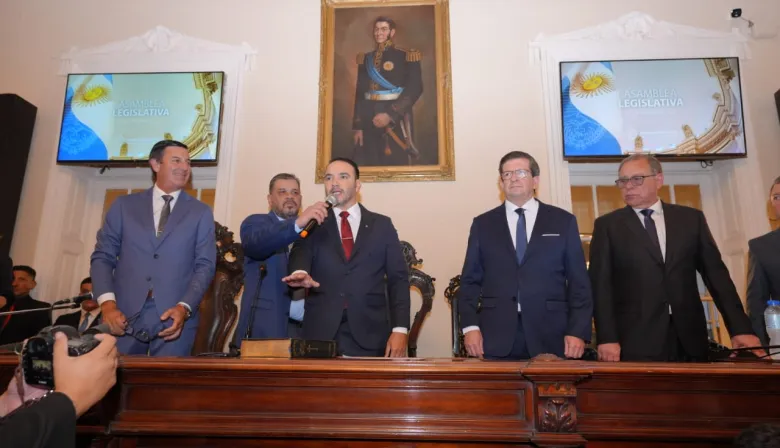 Juan Pablo Valdés juró como nuevo gobernador instando a "seguir transformando Corrientes"