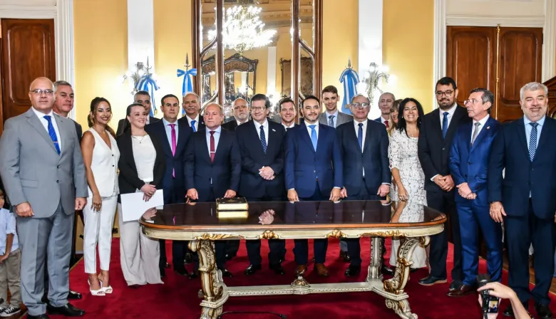 El gobernador Juan Pablo Valdés puso en funciones a los ministros de su gabinete