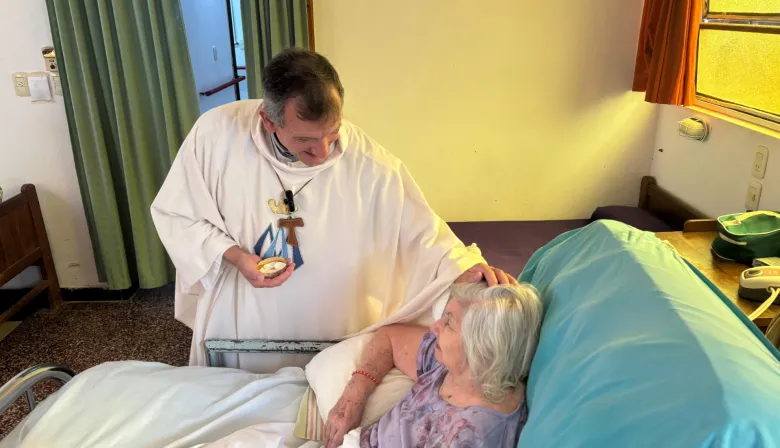 Emotivo encuentro del obispo con los abuelos del Hogar San José