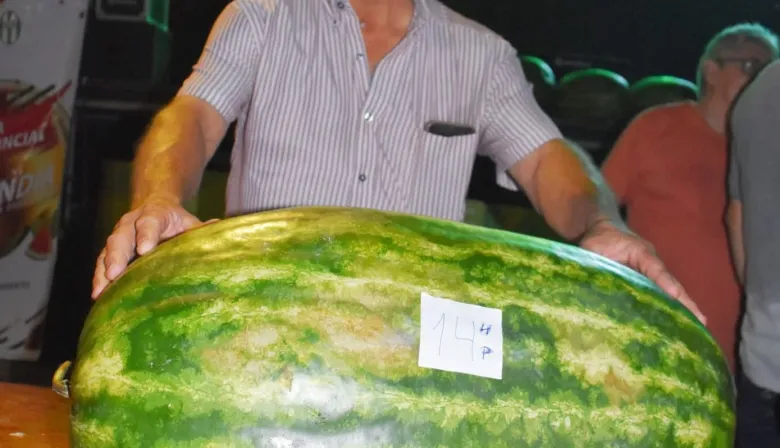 Emilio Aranda gana con la sandía más grande en la Fiesta Provincial de Esquina