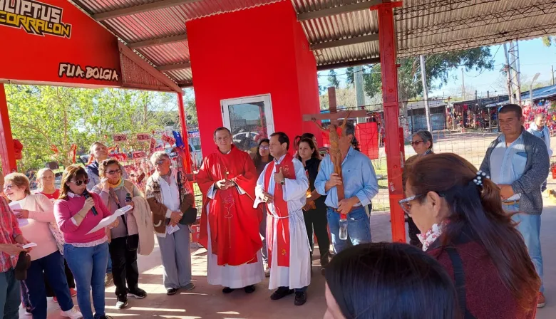 El obispo de Goya, cercano a los devotos de la Cruz Gil