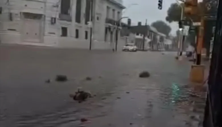 Temporal en Esquina: más de 130 mm de lluvia, barrios anegados y desagües colapsados en el centro