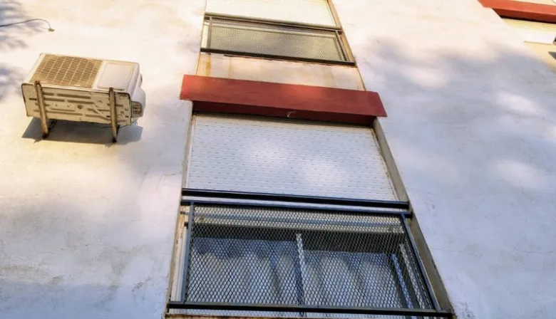 Un hombre fue hallado sin vida tras caer de un tercer piso y su primo fue detenido en la investigación