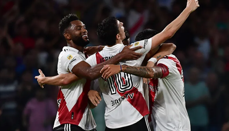 River se hizo fuerte de local y ganó 2 a 0 ante Sarmiento en el primer partido del Chacho Coudet como DT en el Monumental