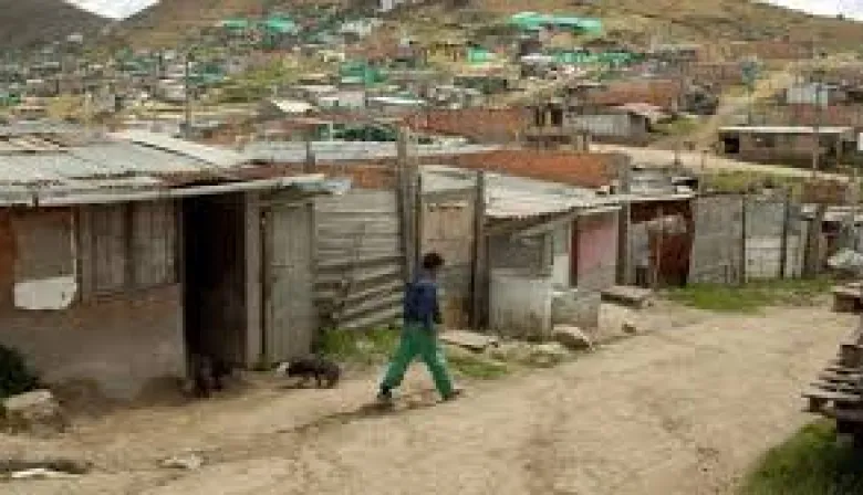 La pobreza cayó al 28,2% en el segundo semestre de 2025 y alcanzó a cerca de 13 millones de personas, según el INDEC