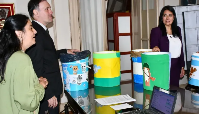 La ministra de Educación de la Provincia recorre las escuelas ante la aparición de mensajes intimidatorios