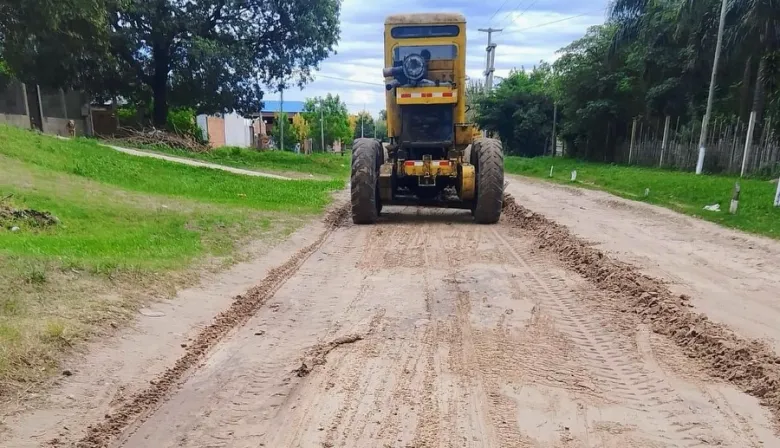 Esquina: el Municipio avanza con trabajos de perfilado y mantenimiento de calles en distintos barrios