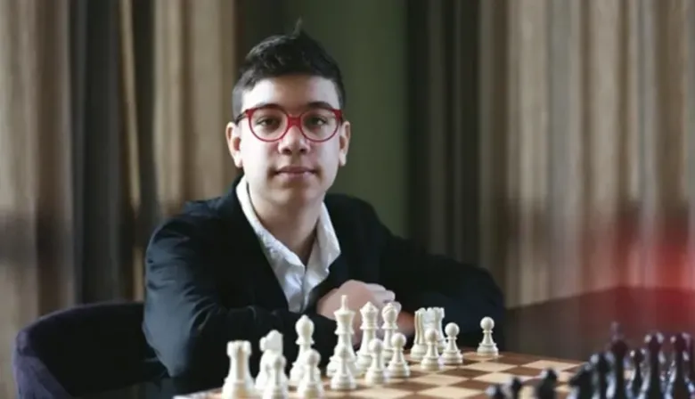 Faustino Oro ganó una partida clave y se convirtió en el segundo Gran Maestro más joven de la historia del ajedrez