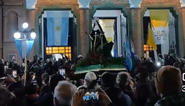 Emotiva salida de Santa Rita en la medianoche de Esquina