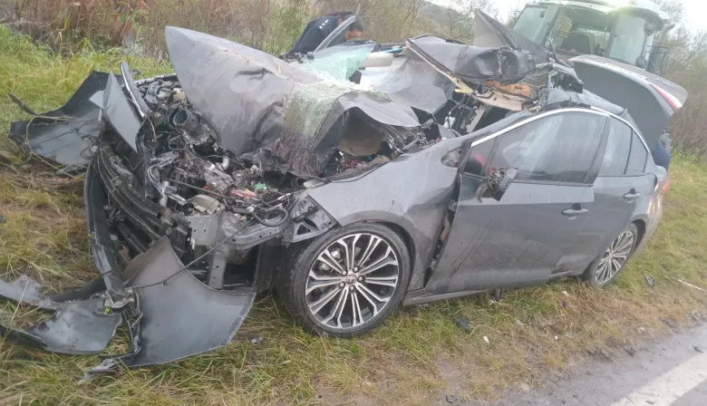 Violento choque entre un automóvil y una retroexcavadora en el acceso norte de Esquina: dos heridos, uno en estado crítico